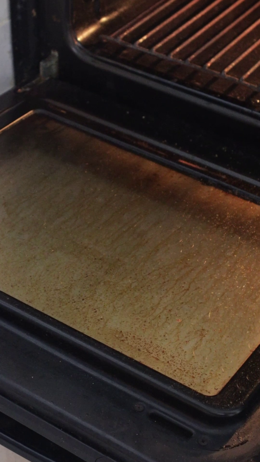 Foto: Aplicando en puerta de horno